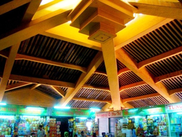 Phía bên trong thiết kế như một tửu lầu