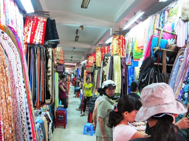 Cảnh mua bán tấp nập tại chợ Bình Tây hiện nay.