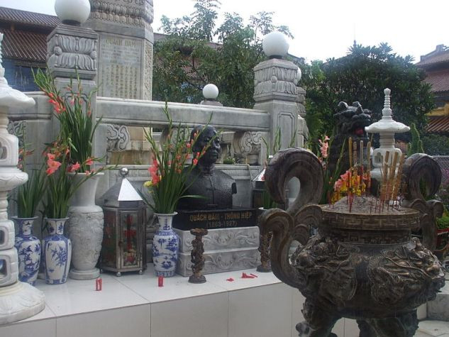 Khu tưởng niệm và tượng Quách Đàm ngay trước chợ Bình Tây