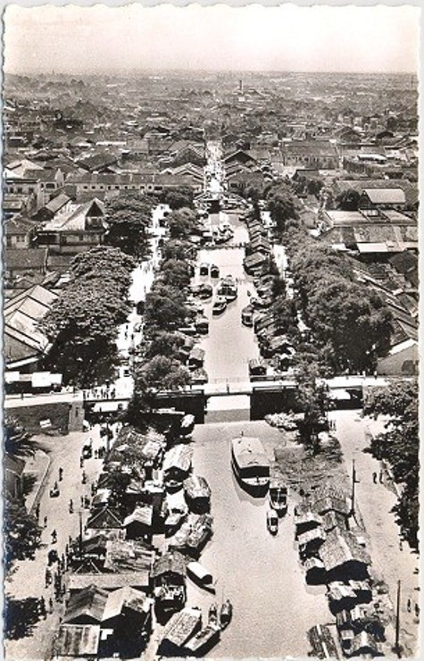 Quách Đàm là người gốc Hoa, ông là người có công xây dựng nên Chợ Bình Tây, nay thuộc quận 6, TP.Hồ Chí Minh. Chợ Bình Tây trước khi được Quách Đàm bỏ tiền xây dựng