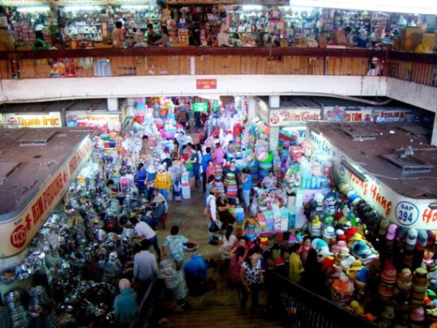 Thời kỳ đầu khi chợ mới được xây dựng, dù đồ sộ, nhưng xung quanh dân cư còn thưa thớt, hơn nữa, các thương gia người Hoa buôn bán tại Chợ Lớn Cũ vốn đã yên nơi yên chỗ cũng không muốn dời phố mới xa xôi thêm hao tốn, vì vậy Chợ Quách Đàm chưa sầm uất như bây giờ.