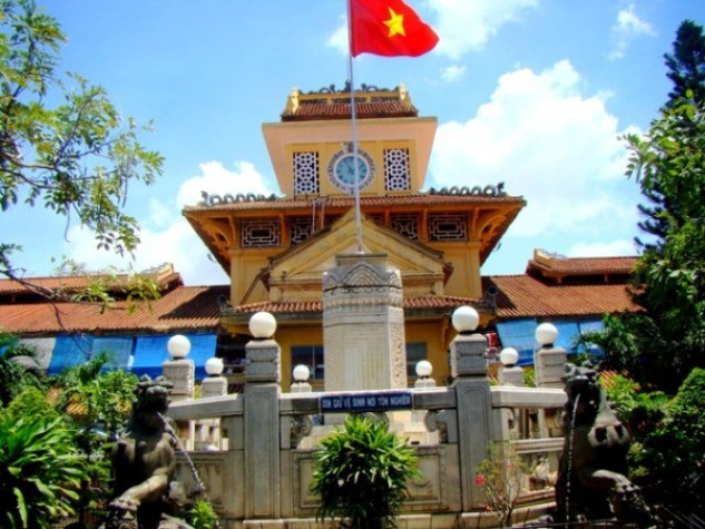 Chợ được xây cất bằng xi măng cốt thép theo kỹ thuật phương Tây, nhưng lại mang đậm nét kiến trúc Trung Quốc.