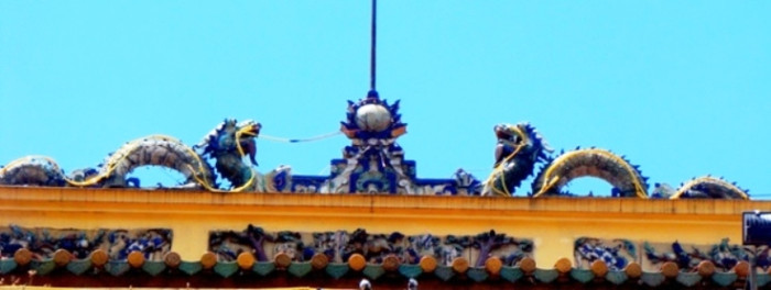 Lưỡng long chầu châu trên tháp chính