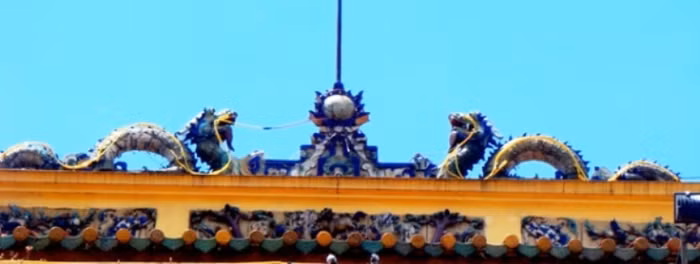 Lưỡng long chầu châu trên tháp chính