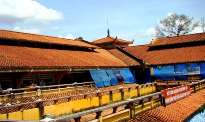 Riêng mái ở các góc có nét uốn lượn theo kiểu chùa chiền phương Đông. Chính giữa chợ có khoảng sân trời rộng rãi, thoáng mát.