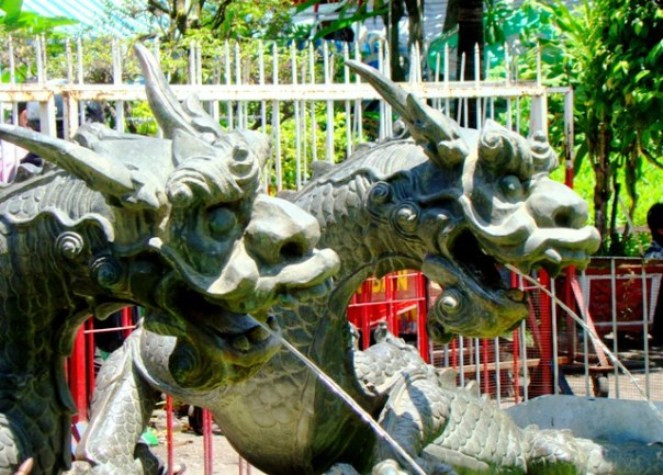 Xung quanh nơi tưởng niệm ông 4 con rồng phun nước và 4 con sư tử ngồi chầu