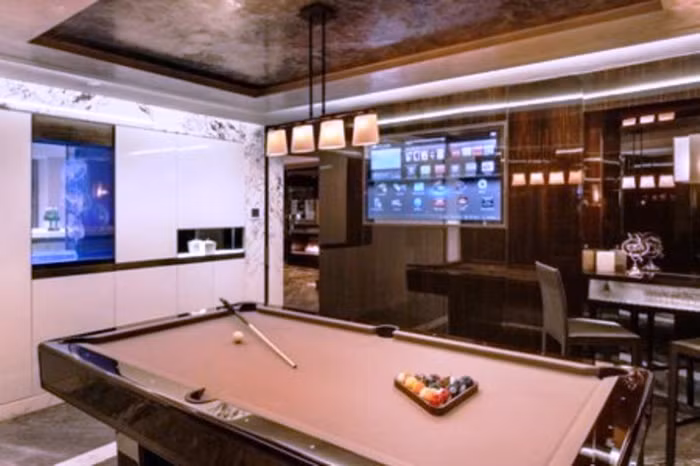 Bàn bi-a cao cấp được thiết kế ngay trong phòng để giải trí
