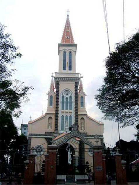 Đứng đầu trong tứ đại phú hộ Việt Nam, Huyện Sĩ tên thật là Lê Phát Đạt (1841 - 1900) gia tộc ông giàu có nức tiếng, là người mộ đạo nên ông bỏ tiền túi và đất của mình xây dựng hai nhà thờ Chí Hòa, Huyện Sĩ. Đứng đầu trong tứ đại phú hộ Việt Nam, Huyện Sĩ tên thật là Lê Phát Đạt (1841 - 1900) gia tộc ông giàu có nức tiếng, là người mộ đạo nên ông bỏ tiền túi và đất của mình xây dựng hai nhà thờ Chí Hòa, Huyện Sĩ.