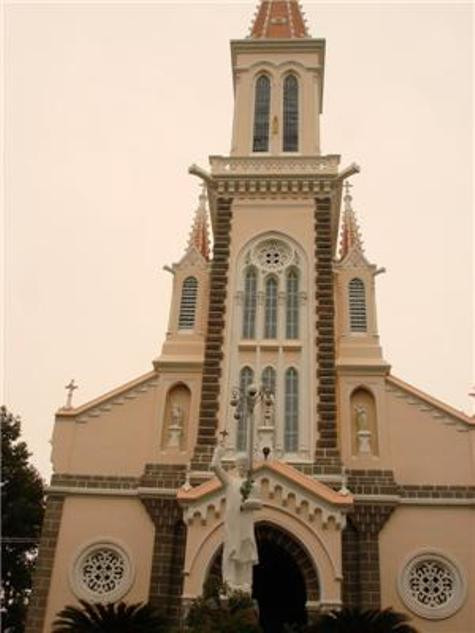 Bên cạnh được sử dụng là nơi sinh hoạt tôn giáo, nhà thờ Huyện Sĩ còn được nhiều người thăm quan du lịch Bên cạnh được sử dụng là nơi sinh hoạt tôn giáo, nhà thờ Huyện Sĩ còn được nhiều người thăm quan du lịch