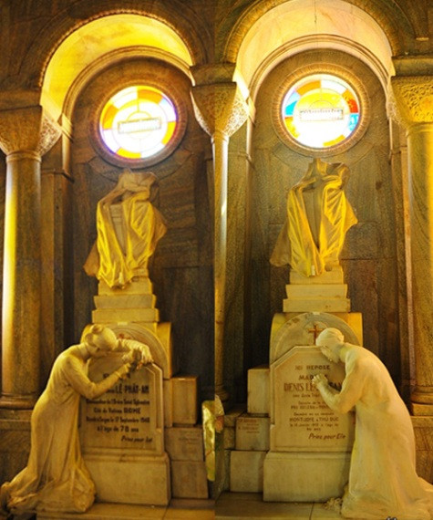 Hai ngôi mộ tượng trưng của vợ chồng Huyện Sĩ trong nhà thờ Huyện Sĩ Hai ngôi mộ tượng trưng của vợ chồng Huyện Sĩ trong nhà thờ Huyện Sĩ