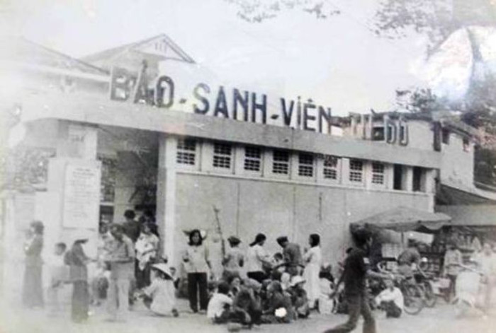 Bệnh viện Từ Dũ: Tiền thân là một khu chuyên khoa sản trực thuộc Bệnh viện Lalung Bonnaire (nay là Bệnh viện Chợ Rẫy) ra đời vào năm 1923. Đến năm 1937, Hứa Bổn Hỏa hiến mảnh đất riêng với diện tích 19.123m2 trên đường Arras cũ (nay là đường Cống Quỳnh, Quận 1, TP. Hồ Chí Minh) để xây bảo sanh viện mang tên Maternité Indochinoise (Bảo sanh viện Đông Dương) do Giáo Sư Bác sĩ George Cartoux (người Pháp) làm giám đốc. Bệnh viện Từ Dũ: Tiền thân là một khu chuyên khoa sản trực thuộc Bệnh viện Lalung Bonnaire (nay là Bệnh viện Chợ Rẫy) ra đời vào năm 1923. Đến năm 1937, Hứa Bổn Hỏa hiến mảnh đất riêng với diện tích 19.123m2 trên đường Arras cũ (nay là đường Cống Quỳnh, Quận 1, TP. Hồ Chí Minh) để xây bảo sanh viện mang tên Maternité Indochinoise (Bảo sanh viện Đông Dương) do Giáo Sư Bác sĩ George Cartoux (người Pháp) làm giám đốc.