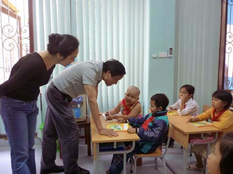 Thạc sỹ Dương Thị Minh Thu: "Chúng tôi thấy được động viên tinh thần từ những chuyến thăm như thế" (Ảnh Thu Hòe) Thạc sỹ Dương Thị Minh Thu: "Chúng tôi thấy được động viên tinh thần từ những chuyến thăm như thế" (Ảnh Thu Hòe)