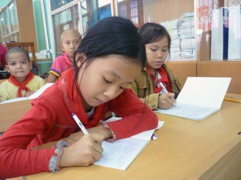 Được nhìn thấy người nổi tiếng "bằng xương bằng thịt" và nhận những món quà ý nghĩa, các em sẽ có thêm sức mạnh để sống và chiến đấu với bệnh tật. (Ảnh Thu Hòe) Được nhìn thấy người nổi tiếng "bằng xương bằng thịt" và nhận những món quà ý nghĩa, các em sẽ có thêm sức mạnh để sống và chiến đấu với bệnh tật. (Ảnh Thu Hòe)