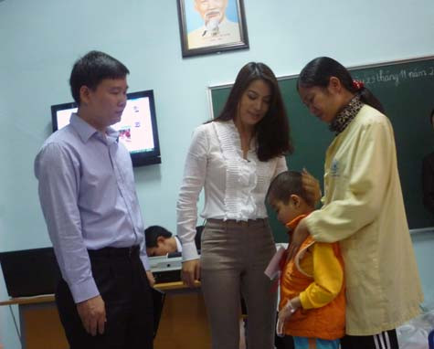 Mọi nỗi đau sẽ được giảm bớt khi có thêm nhiều sự chia sẻ. (Ảnh Thu Hòe) Mọi nỗi đau sẽ được giảm bớt khi có thêm nhiều sự chia sẻ. (Ảnh Thu Hòe)