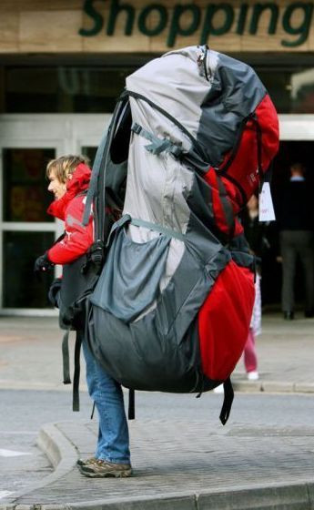 Chẳng lẽ chiếc ba lô này được thiết kế để đựng vừa một chú voi chăng?