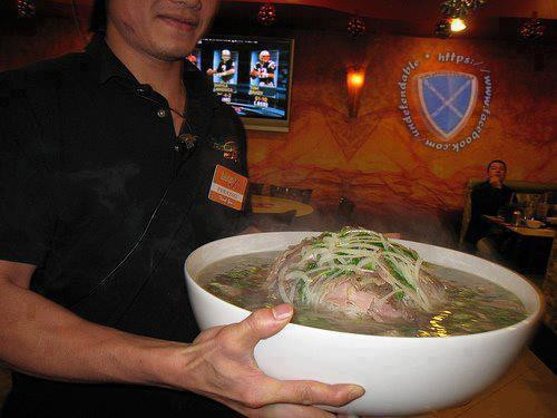 Cần bao nhiêu người để ăn hết tô phở này?