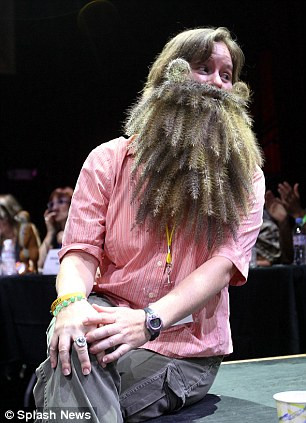 Bộ râu lạ mắt này có khác gì chiếc chổi không?