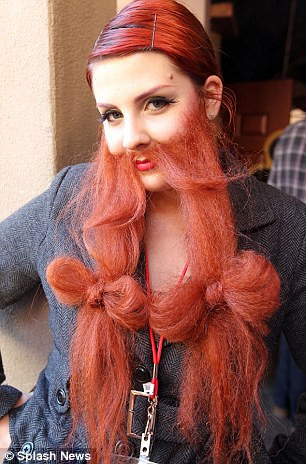 Bộ râu điệu đà này không khác gì hai bím tóc