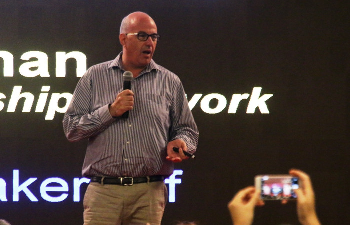 Tỷ phú Jeff Hoffman chia sẻ những quan điểm, kinh nghiệm bản thân với các bạn trẻ đam mê khởi nghiệp. Ảnh: XM