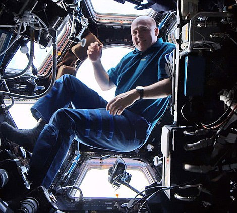 Phi hành gia Andre Kuipers trên Trạm Vũ trụ Phi hành gia Andre Kuipers là một nhiếp ảnh gia đã có rất nhiều tác phẩm tuyệt vời trên Trạm Vũ trụ Quốc tế.