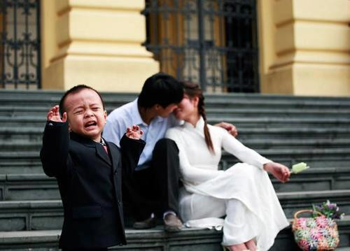 Chú ơi! đừng cắn mẹ con Mẹ đang ăn dở kem còn ở kia