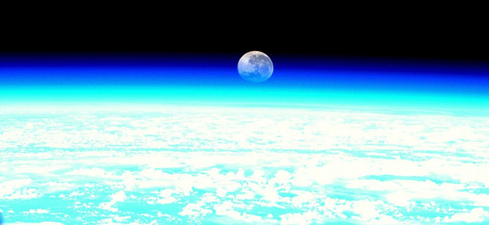 “Ánh trăng tà” được chụp bởi máy ảnh “Nightpod” từ không gian “Nightpod” là một máy ảnh cơ ba chân có khả năng bù lại tốc độ của Trạm vũ trụ Quốc tế (ISS ) bằng cách tự động đánh dấu từng điểm trên bề mặt trái đất. Kết quả cuối cùng thu được chính là những bức hình tuyệt đẹp và lạ mắt như thế này.