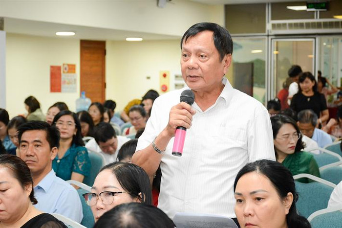 Ông Nguyễn Văn Thêm, Phó Giám đốc Sở Giáo dục và Đào tạo Bắc Giang trao đổi tại hội nghị. Ông Nguyễn Văn Thêm, Phó Giám đốc Sở GDĐT Bắc Giang trao đổi tại hội nghị.jpg