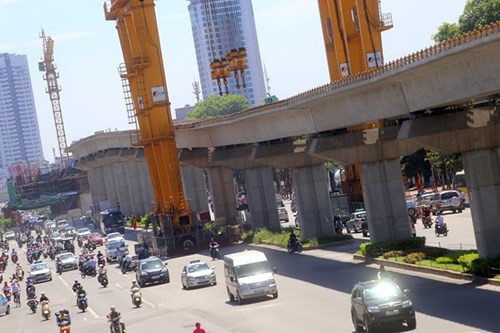 Đường sắt trên cao trước đây sử dụng vốn vay ODA liên tục đội vốn khi dư luận bức xúc (ảnh nguồn báo Lao Động).