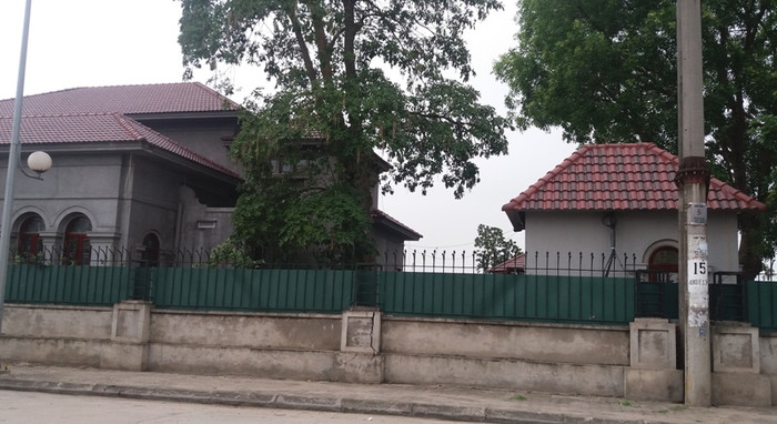 Cách đó không xa, một dãy nhà nằm trong hành lang thoát lũ cũng đã được hoàn thiện xong. Quỳnh Hoa.