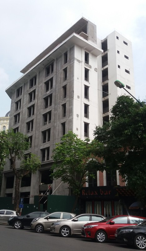 Hiện nay, nhưng sai phạm của công trình số 28A, Trần Hưng Đạo vẫn chưa được xử lý và chủ đầu tư vẫn vô tư hoàn thiện để chuẩn bị đưa vào sử dụng. Ảnh Trần Việt. Hiện nay, nhưng sai phạm của công trình số 28A, Trần Hưng Đạo vẫn chưa được xử lý và chủ đầu tư vẫn vô tư hoàn thiện để chuẩn bị đưa vào sử dụng. Ảnh Trần Việt.