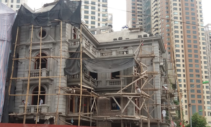 "Siêu biệt thự" xây dựng sai quy hoạch, vi phạm trật tự văn minh đô thị nhưng việc xử lý đối với công trình này vẫn chỉ là trên giấy. "Siêu biệt thự" xây dựng sai quy hoạch, vi phạm trật tự văn minh đô thị nhưng việc xử lý đối với công trình này vẫn chỉ là trên giấy.