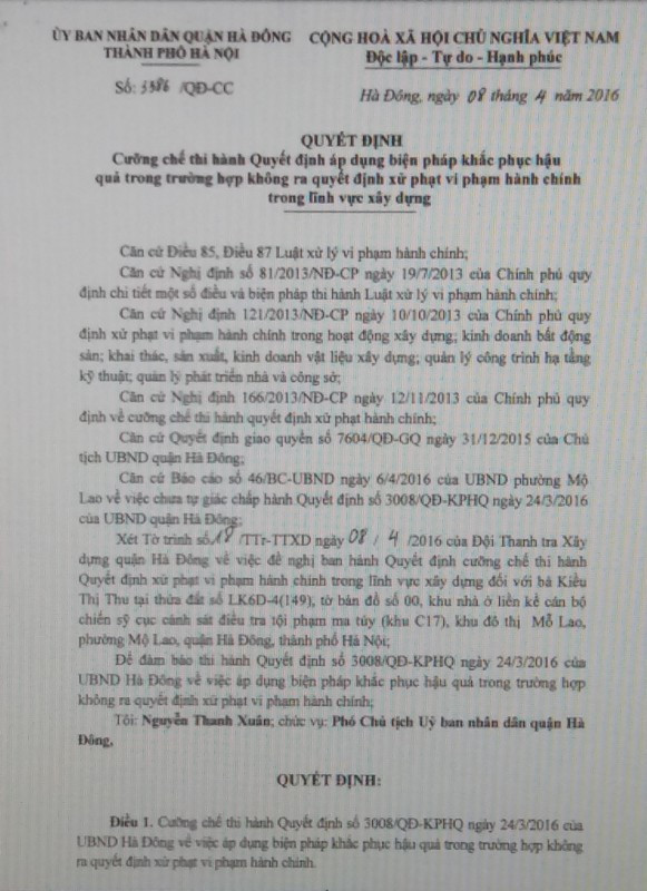Quyết định cưỡng chế đối với "siêu biệt thự" đã được ban hành nhưng các cơ quan chức năng của quận Hà Đông lại không thực hiện nghiêm túc, cố tình "bao che", kéo dài thời gian để chủ đầu tư "thoải mái" hoàn thiện. Quyết định cưỡng chế đối với "siêu biệt thự" đã được ban hành nhưng các cơ quan chức năng của quận Hà Đông lại không thực hiện nghiêm túc, cố tình "bao che", kéo dài thời gian để chủ đầu tư "thoải mái" hoàn thiện.
