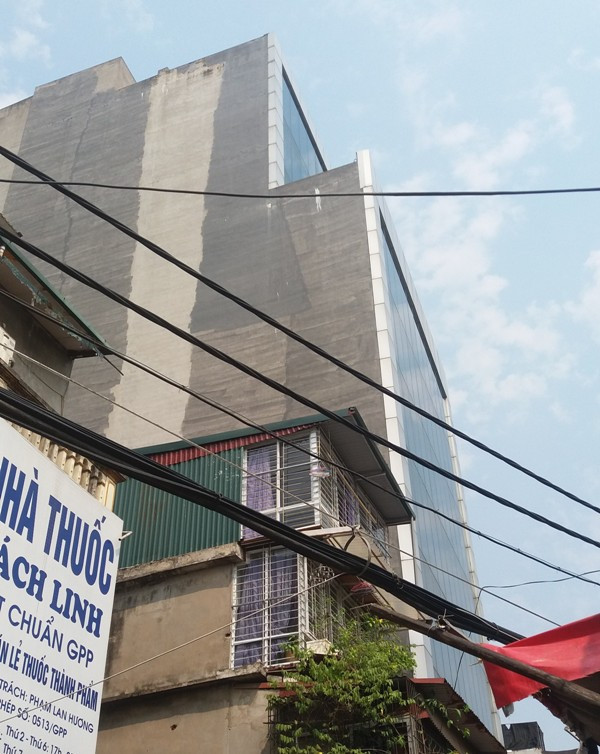 Công trình xây dựng số 28 Đê La Thành bị nghi làm giả giấy phép xây dựng vẫn ngang nhiên tồn tại từ nhiều năm nay nhưng không hiểu sao quận Đống Đa không xử lý dứt điểm. Ảnh Bảo Nam. Công trình xây dựng số 28 Đê La Thành bị nghi làm giả giấy phép xây dựng vẫn ngang nhiên tồn tại từ nhiều năm nay nhưng không hiểu sao quận Đống Đa không xử lý dứt điểm. Ảnh Bảo Nam.