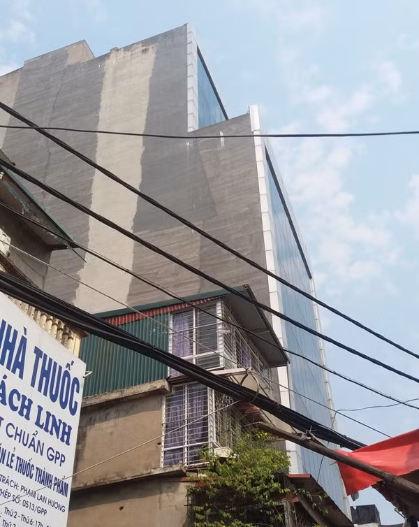 Công trình xây dựng số 28 Đê La Thành bị nghi làm giả giấy phép xây dựng vẫn ngang nhiên tồn tại từ nhiều năm nay nhưng không hiểu sao quận Đống Đa không xử lý dứt điểm. Ảnh Bảo Nam.