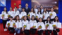 15 sinh viên nghèo có thành tích học tập xuất sắc được trao học bổng. Ảnh: AN
