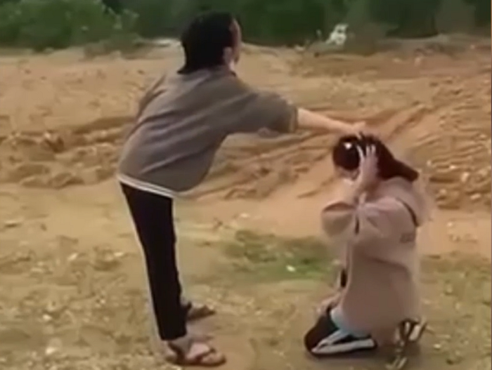 Một vụ bạo lực học đường ở Quảng Bình được tung lên mạng xã hội. Ảnh cắt từ clip.