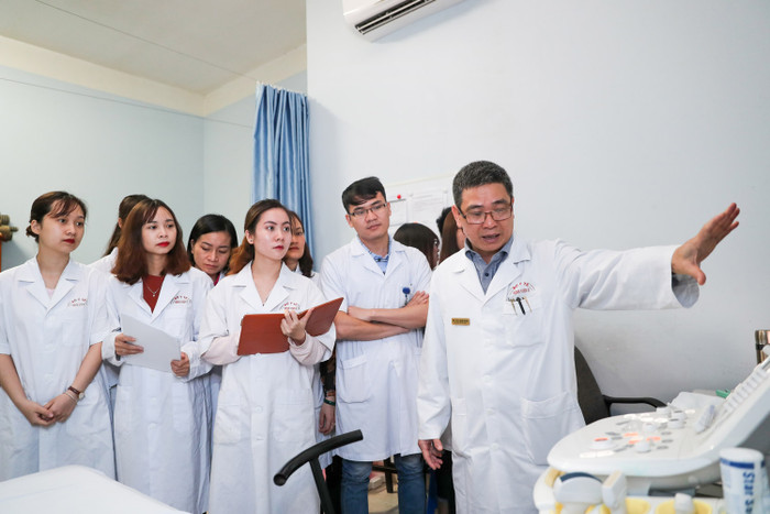 Chủ nhiệm môn Kỹ thuật Y học Khoa Y Dược Nguyễn Văn Sơn trong một giờ thực hành Chủ nhiệm môn Kỹ thuật Y học Khoa Y Dược Nguyễn Văn Sơn trong một giờ thực hành