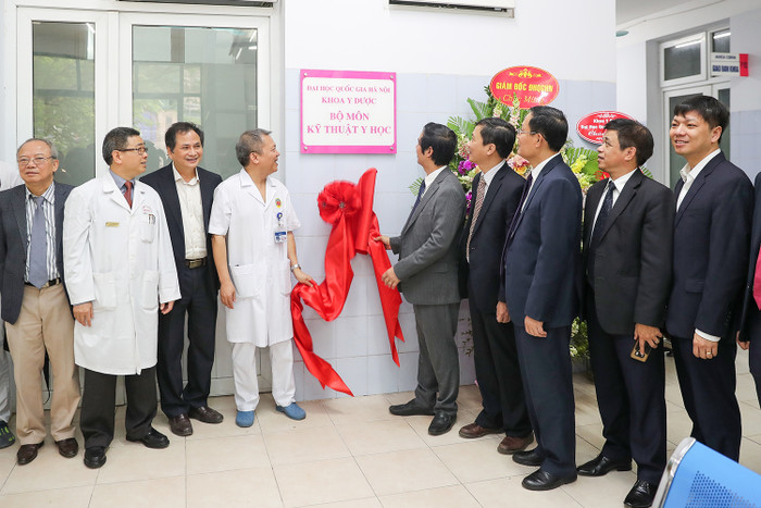 Ngày 17/4/2018, tại Bệnh viện E, Giám đốc Đại học Quốc gia Hà Nội - ông Nguyễn Kim Sơn và Giám đốc Bệnh viện E - ông Lê Ngọc Thành đã cùng cắt băng khai trương Văn phòng Bộ môn Kĩ thuật y học, Khoa Y Dược, Đại học Quốc gia Hà Nội. Văn phòng Bộ môn đặt tại Viện E. Ngày 17/4/2018, tại Bệnh viện E, Giám đốc Đại học Quốc gia Hà Nội - ông Nguyễn Kim Sơn và Giám đốc Bệnh viện E - ông Lê Ngọc Thành đã cùng cắt băng khai trương Văn phòng Bộ môn Kĩ thuật y học, Khoa Y Dược, Đại học Quốc gia Hà Nội. Văn phòng Bộ môn đặt tại Viện E.