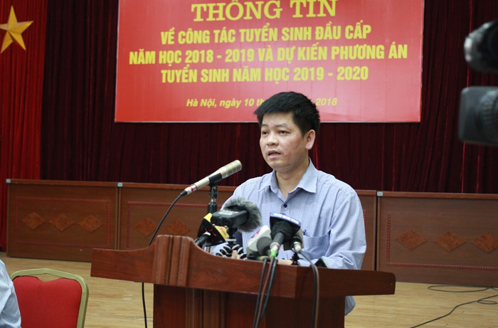 Ông Phạm Quốc Toản - Phó trưởng Phòng Quản lý thi và Kiểm định chất lượng giáo dục (Sở Giáo dục và Đào tạo Hà Nội) thông tin, sẽ có đề thi minh họa bài thi tổ hợp tuyển sinh lớp 10 vào tháng 9/2018 (Ảnh: Thùy Linh) Ông Phạm Quốc Toản - Phó trưởng Phòng Quản lý thi và Kiểm định chất lượng giáo dục (Sở Giáo dục và Đào tạo Hà Nội) thông tin, sẽ có đề thi minh họa bài thi tổ hợp tuyển sinh lớp 10 vào tháng 9/2018 (Ảnh: Thùy Linh)