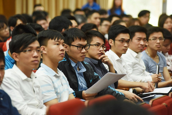 Theo Hiệu trưởng trường Đại học Bách khoa Hà Nội, khi tốt nghiệp, tìm công việc ổn định rồi sinh viên mới quay trở lại học thạc sĩ sẽ mất nhiều thời gian và chi phí hơn so với học "liền mạch". (Ảnh: Kim Chi) Theo Hiệu trưởng trường Đại học Bách khoa Hà Nội, khi tốt nghiệp, tìm công việc ổn định rồi sinh viên mới quay trở lại học thạc sĩ sẽ mất nhiều thời gian và chi phí hơn so với học "liền mạch". (Ảnh: Kim Chi)