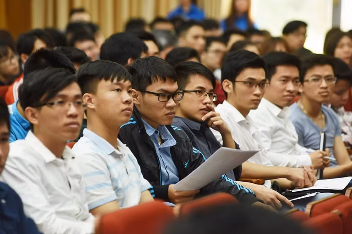 Theo Hiệu trưởng trường Đại học Bách khoa Hà Nội, khi tốt nghiệp, tìm công việc ổn định rồi sinh viên mới quay trở lại học thạc sĩ sẽ mất nhiều thời gian và chi phí hơn so với học "liền mạch". (Ảnh: Kim Chi)