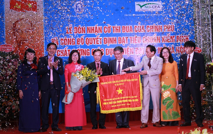 Lãnh đạo Viện Đại học Mở Hà Nội nhận Cờ thi đua của Chính phủ (Ảnh: Linh Hương) Lãnh đạo Viện Đại học Mở Hà Nội nhận Cờ thi đua của Chính phủ (Ảnh: Linh Hương)