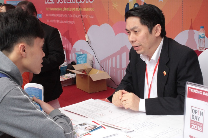 Về xu hướng xét tuyển theo ngành nghề, năm 2018, tổng số nguyện vọng đăng ký xét tuyển là hơn 2,75 triệu nguyện vọng, vào 7 khối ngành. (Ảnh: Thùy Linh) Về xu hướng xét tuyển theo ngành nghề, năm 2018, tổng số nguyện vọng đăng ký xét tuyển là hơn 2,75 triệu nguyện vọng, vào 7 khối ngành. (Ảnh: Thùy Linh)