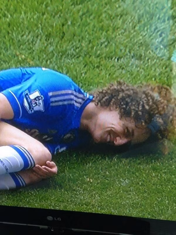 Luiz hả hê trước sự căm phẫn của hàng ngàn CĐV M.U.