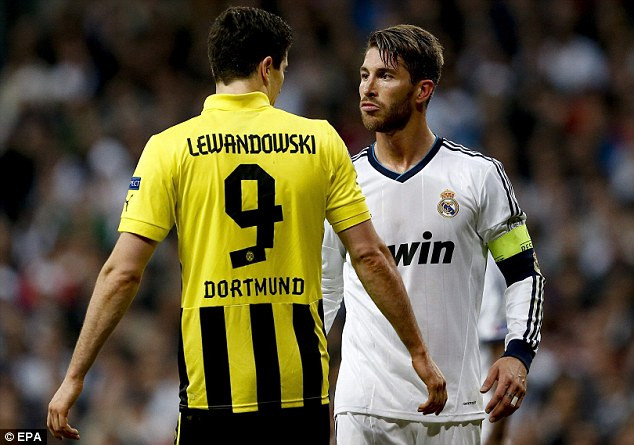 Ngay cả đội trưởng Ramos cũng gây hấn với Lewandowski. Ngay cả đội trưởng Ramos cũng gây hấn với Lewandowski.