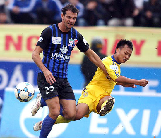 Nếu giành chiến thắng trước đội đầu bảng SLNA, các cầu thủ đội bóng phố Núi sẽ được bầu Đức thưởng lớn.