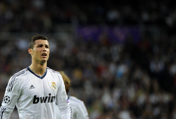 Về tương lai của thầy Mourinho, Ronaldo cho biết: “Tôi không quan tâm Mourinho đi hay ở lại Real. Lúc này, tôi chỉ nghĩ đến Real và bản thân mình.”