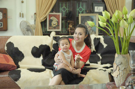 Người vợ thứ 5 của đạo diễn Lê Hùng cùng cậu con trai.