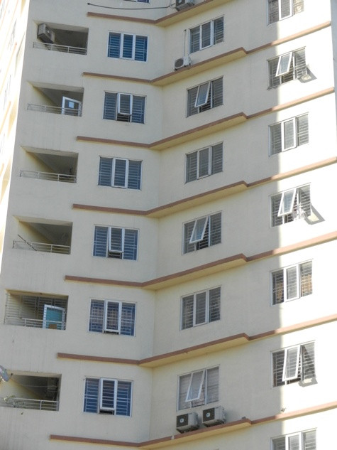 Trong khi đó tại các tòa nhà bên cạnh (ảnh là tòa nhà CT6) chủ đầu tư lắp đặt sẵn các chấn song khiến người dân yên tâm hơn