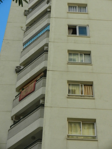 Cửa sổ thiếu chấn song tiềm ẩn tai nạn cho trẻ em tại các chung cư CT3 do Công ty Cổ phần Đầu tư Kinh doanh và Xây dựng 126 làm chủ đầu tư...